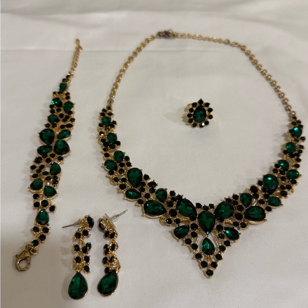 Elegant Green and Gold Jewelry Set